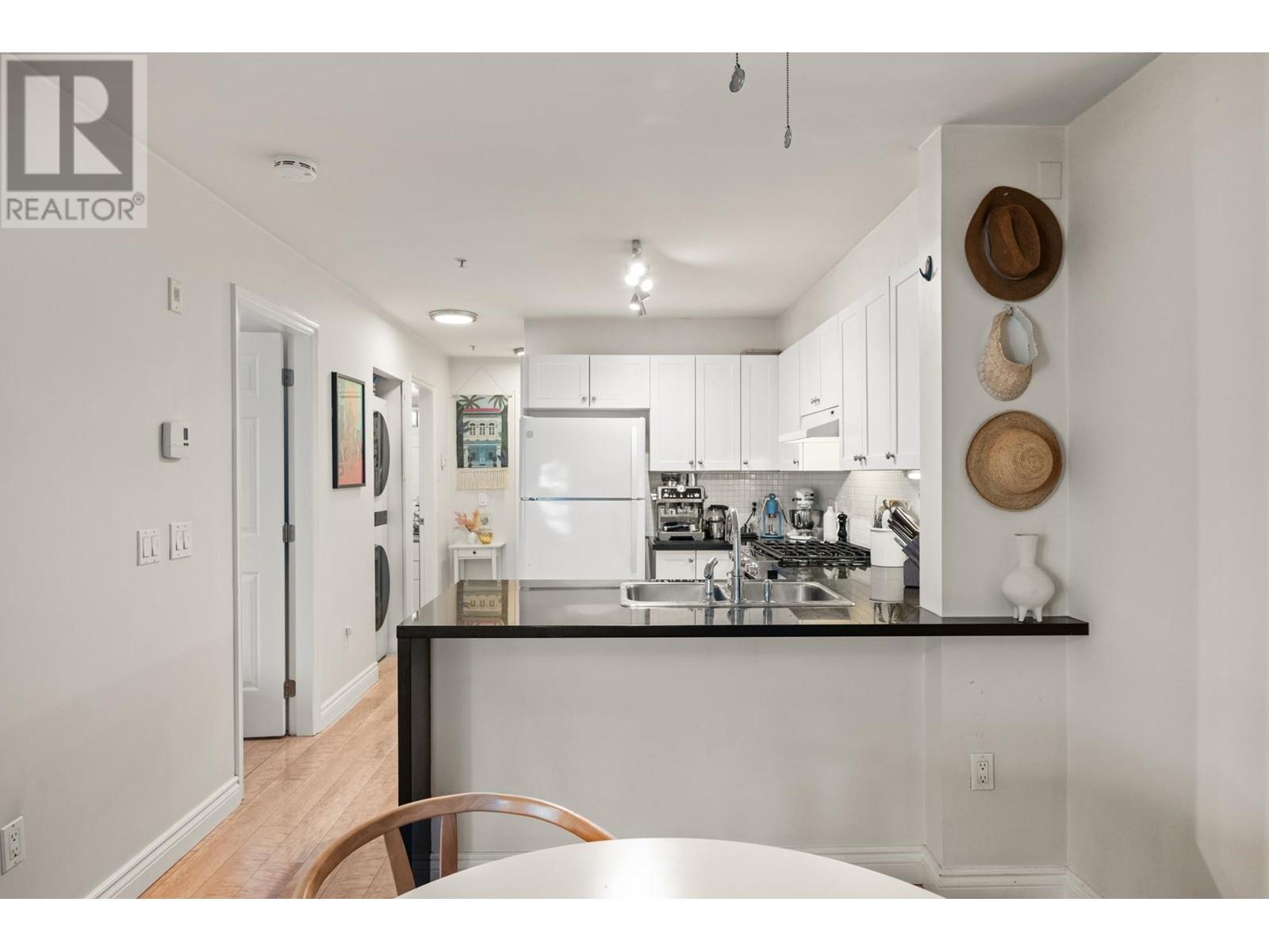 Listing Picture 12 of 33 : 206 688 E 16TH AVENUE, Vancouver / 溫哥華 - 魯藝地產 Yvonne Lu Group - MLS Medallion Club Member