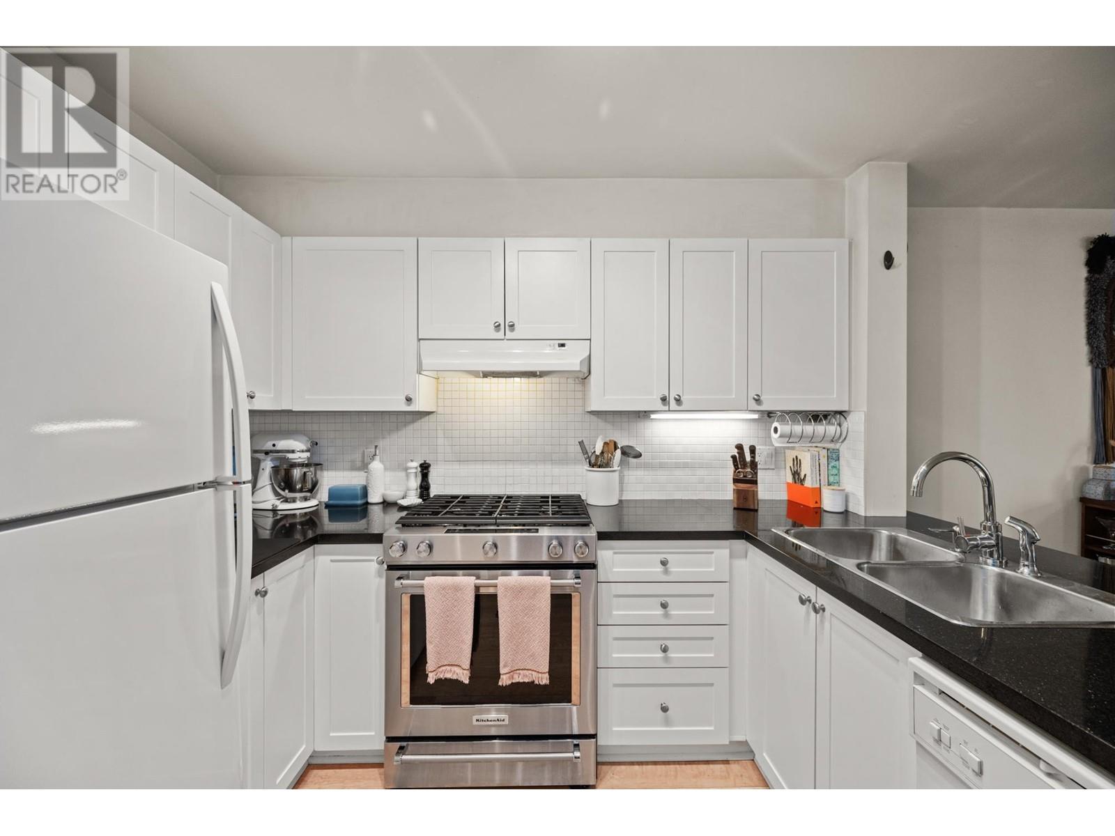 Listing Picture 15 of 33 : 206 688 E 16TH AVENUE, Vancouver / 溫哥華 - 魯藝地產 Yvonne Lu Group - MLS Medallion Club Member