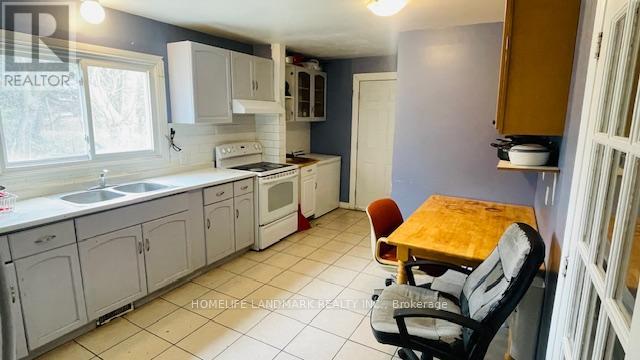 336 Batavia Place, Waterloo, Ontario  N2L 3W2 - Photo 5 - X12085282