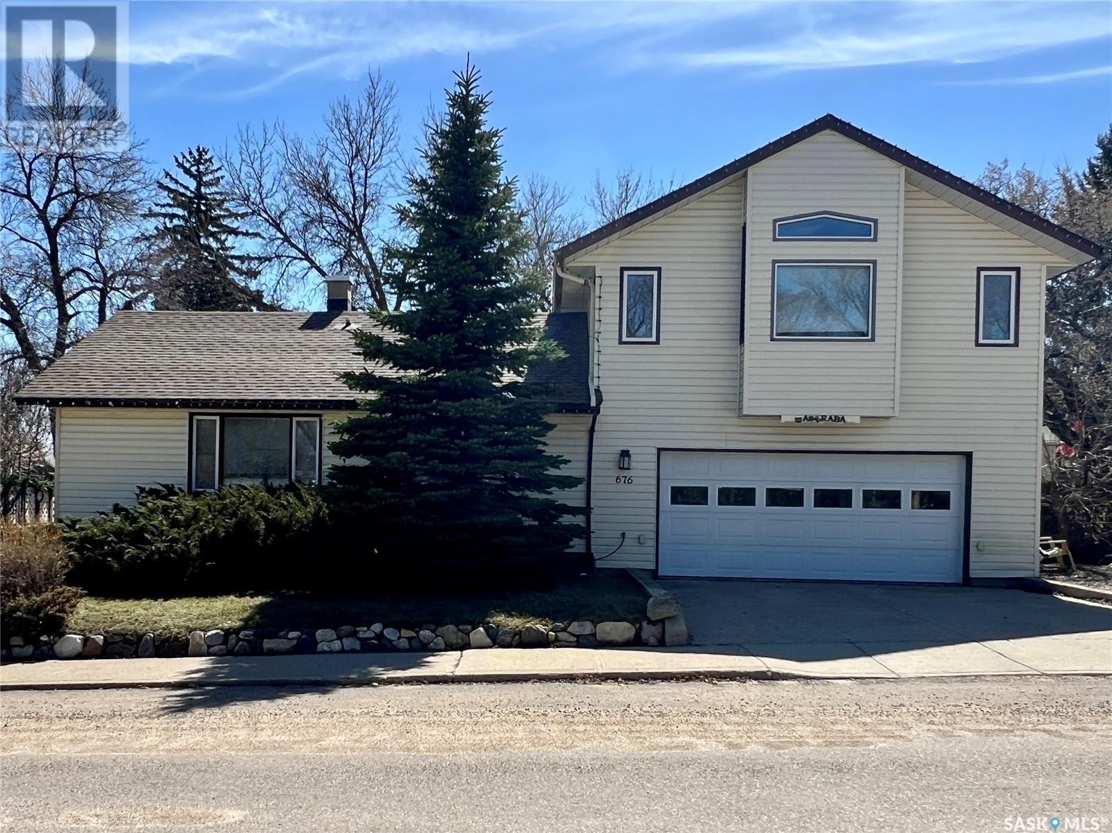 Property at 676 3rd AVENUE NE image 1