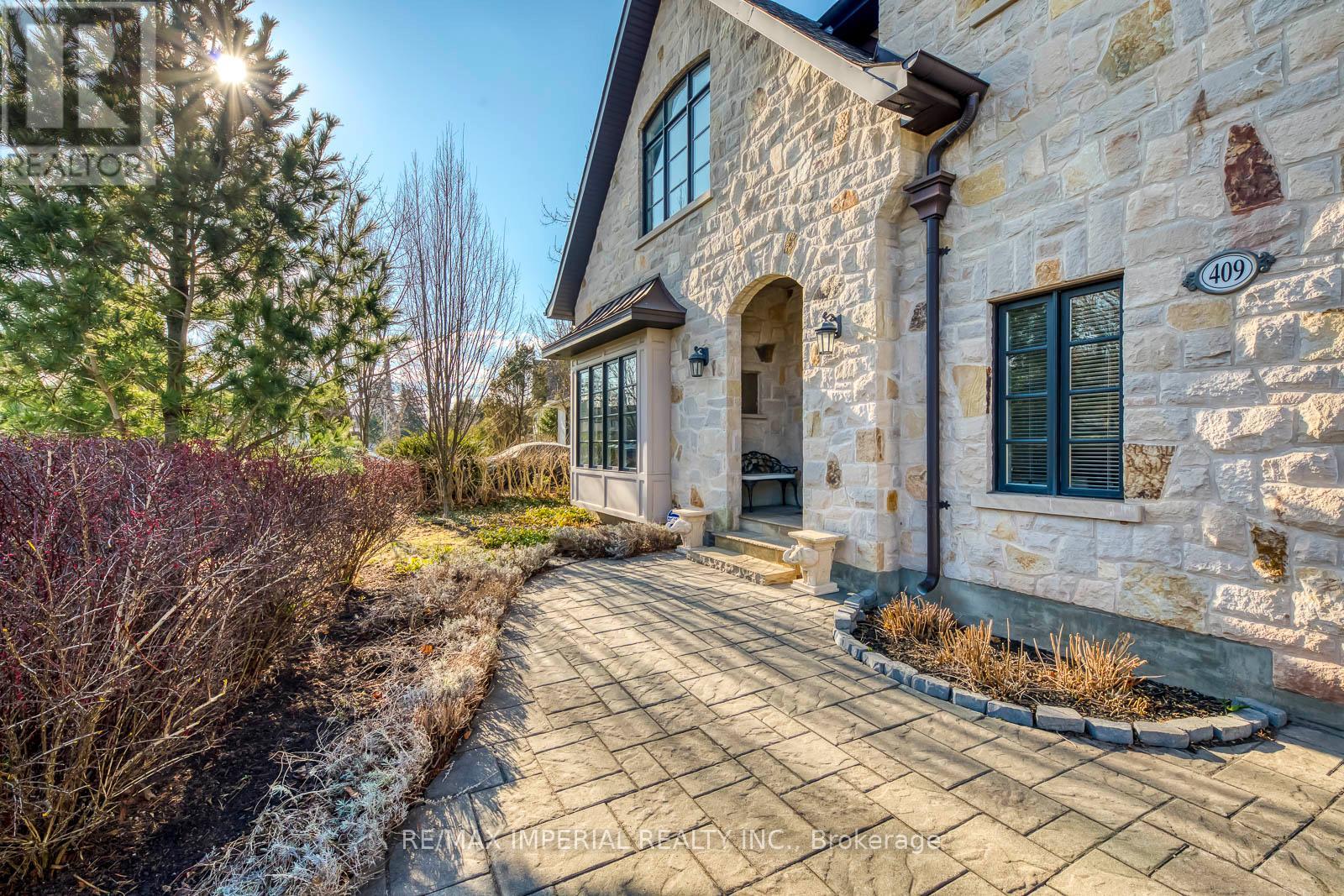 409 Valley Drive, Oakville, Ontario  L6L 4L5 - Photo 6 - W12085337