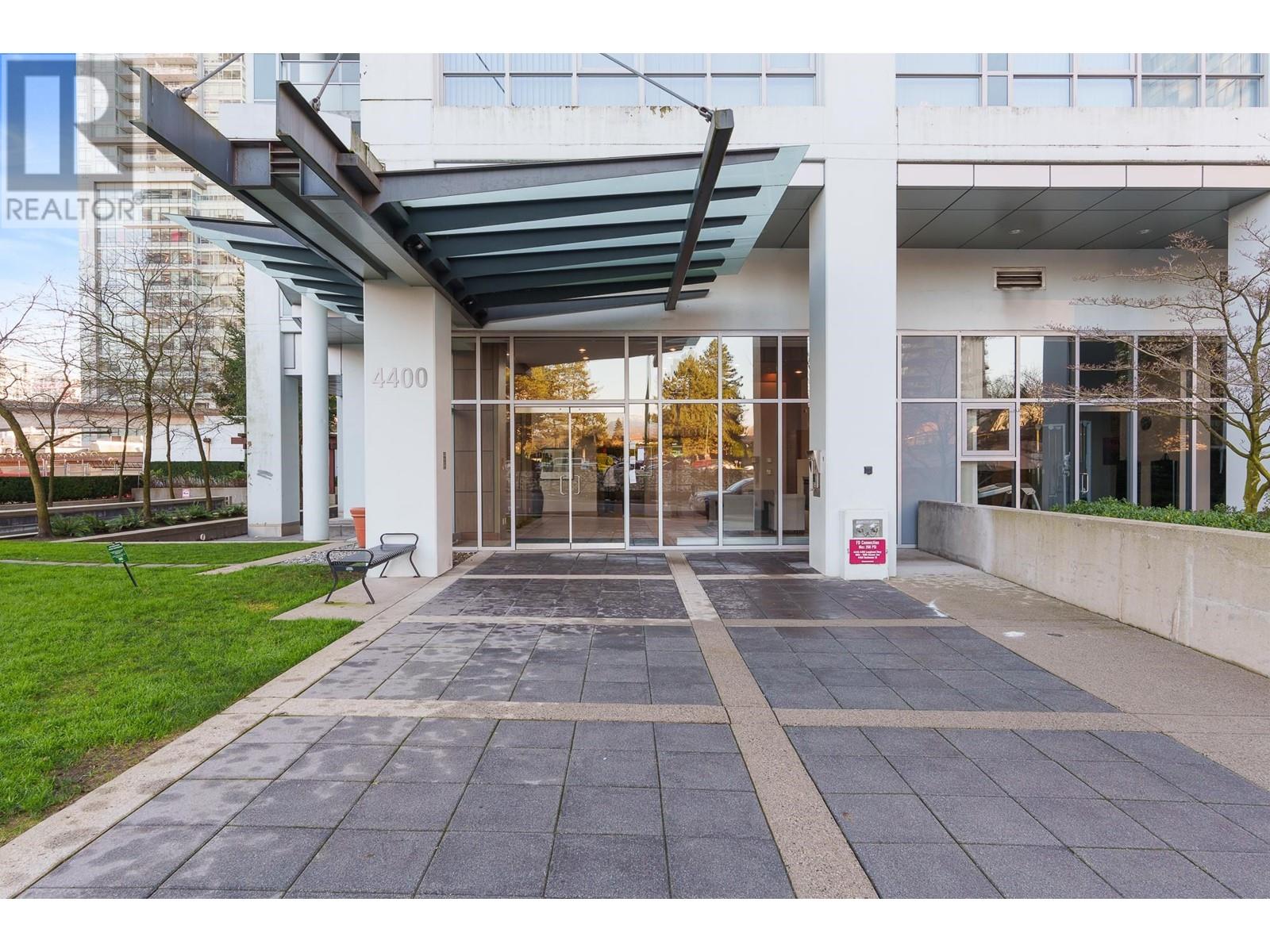 Listing Picture 2 of 30 : 2006 4400 BUCHANAN STREET, Burnaby / 本拿比 - 魯藝地產 Yvonne Lu Group - MLS Medallion Club Member