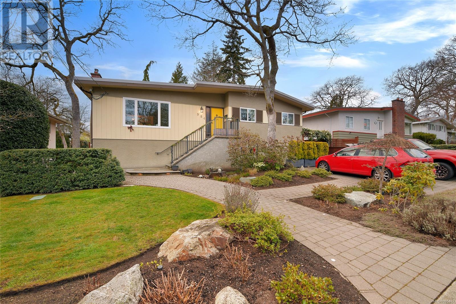 Property at 984 Brighton Cres image 1