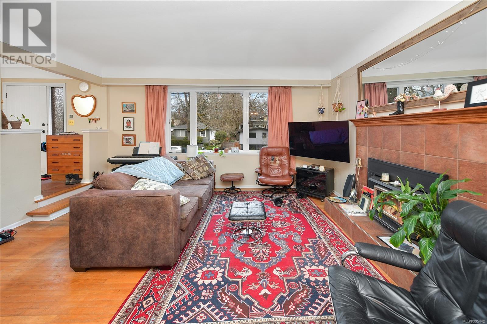 Property at 984 Brighton Cres image 4