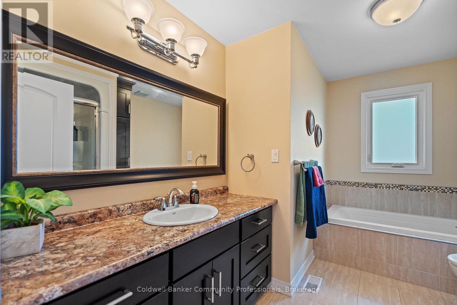 643 Line 7 Road N, Niagara-On-The-Lake, Ontario  L0S 1J0 - Photo 19 - X12085421