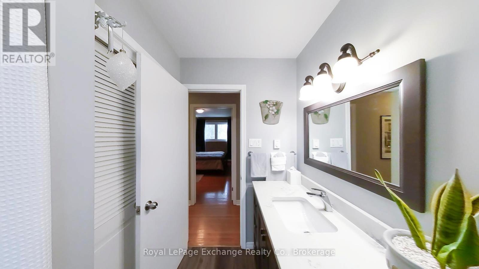 398 Kingsway Street, Kincardine, Ontario  N2Z 1W3 - Photo 5 - X12075387