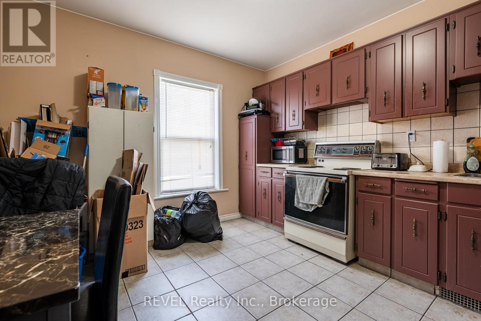 131 Niagara Street, St. Catharines, Ontario  L2R 4L6 - Photo 13 - X12085447