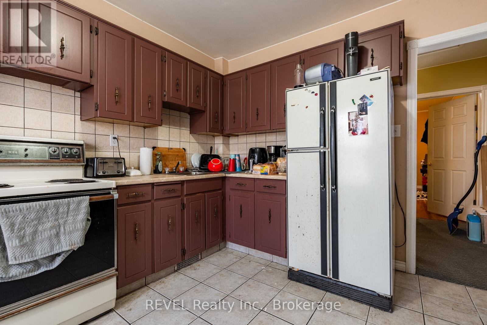 131 Niagara Street, St. Catharines, Ontario  L2R 4L6 - Photo 15 - X12085447