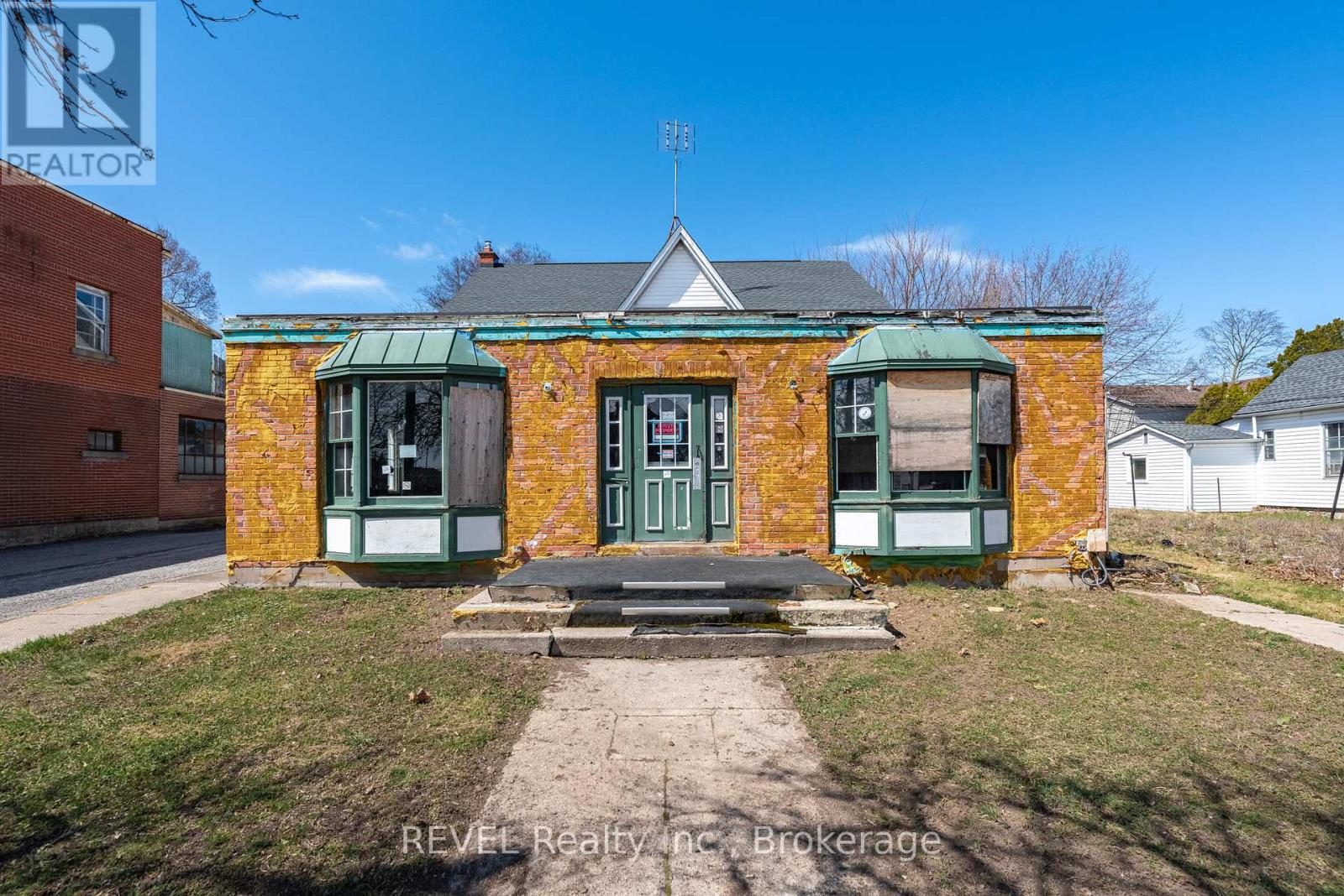 131 Niagara Street, St. Catharines, Ontario  L2R 4L6 - Photo 2 - X12085447