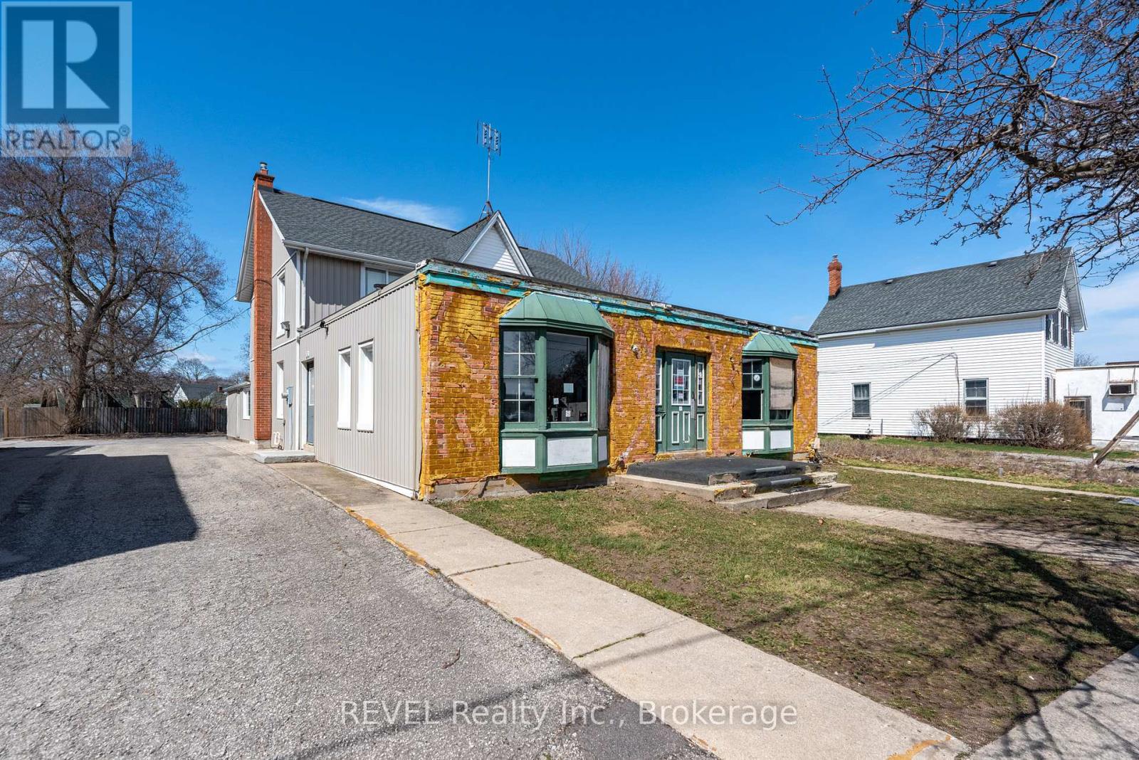 131 Niagara Street, St. Catharines, Ontario  L2R 4L6 - Photo 3 - X12085447
