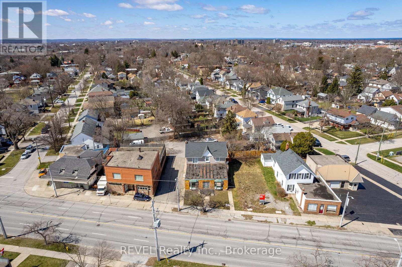 131 Niagara Street, St. Catharines, Ontario  L2R 4L6 - Photo 8 - X12085447