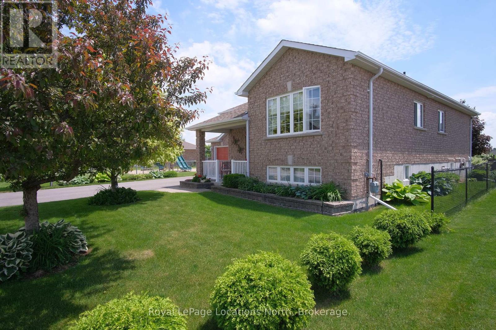 19 Whitfield Crescent, Springwater, Ontario  L0L 1P0 - Photo 4 - S12085441