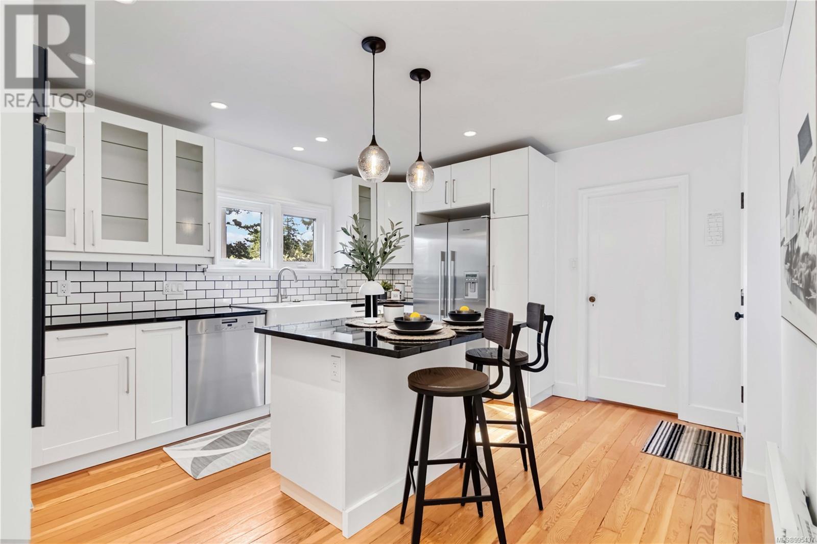 Property at 1064 Deal St image 4