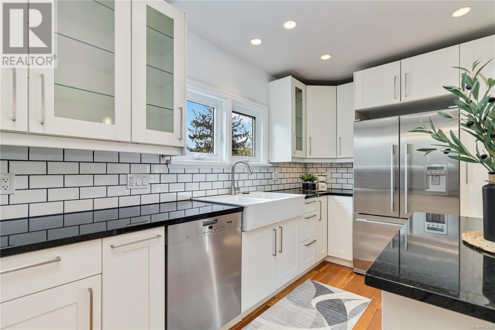 Property at 1064 Deal St image 5