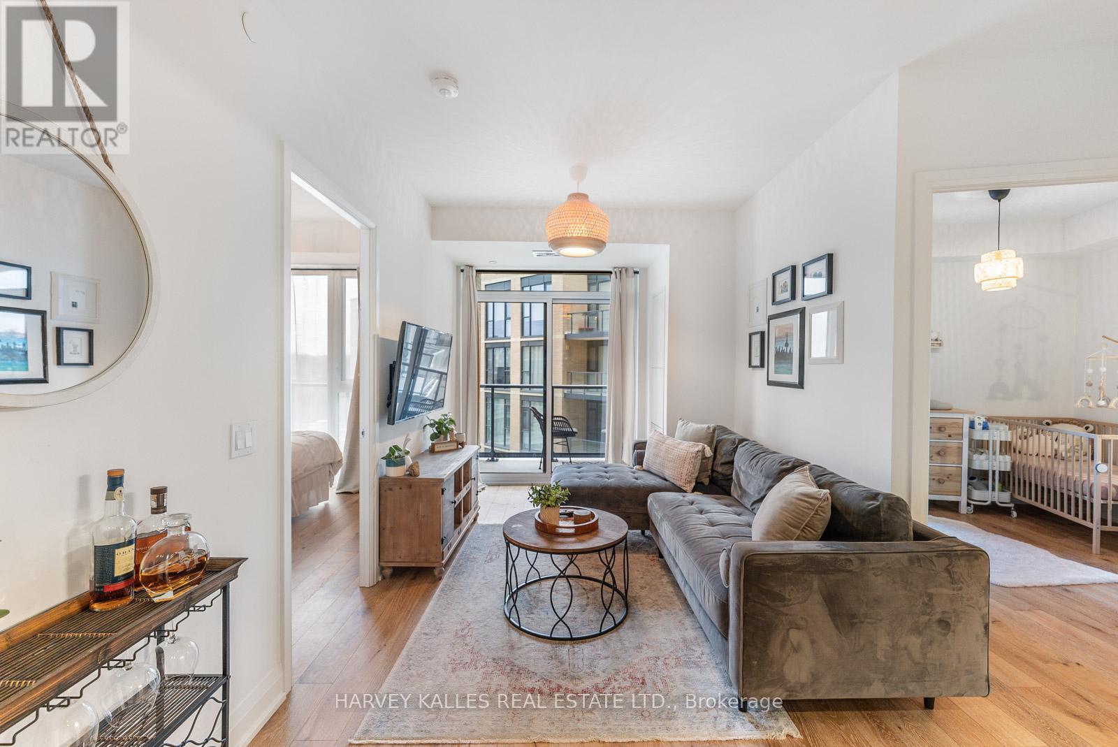 521 - 293 THE KINGSWAY, Toronto, Ontario