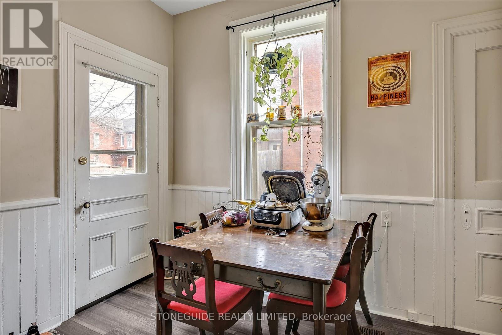 Property at 320-322 PEARL AVENUE image 3