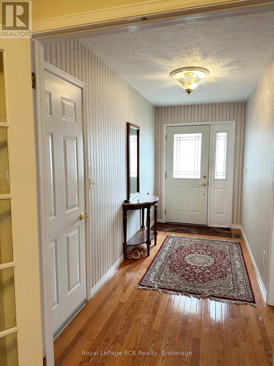 218 4th Street Crescent, Hanover, Ontario  N4N 3S2 - Photo 11 - X12085716