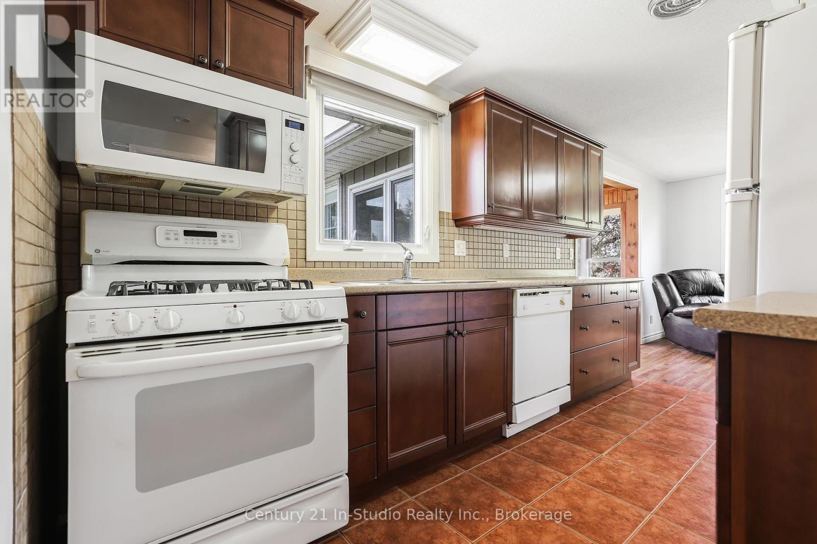 72234 Lakeshore Drive, Bluewater, Ontario  N0M 1N0 - Photo 10 - X12085861