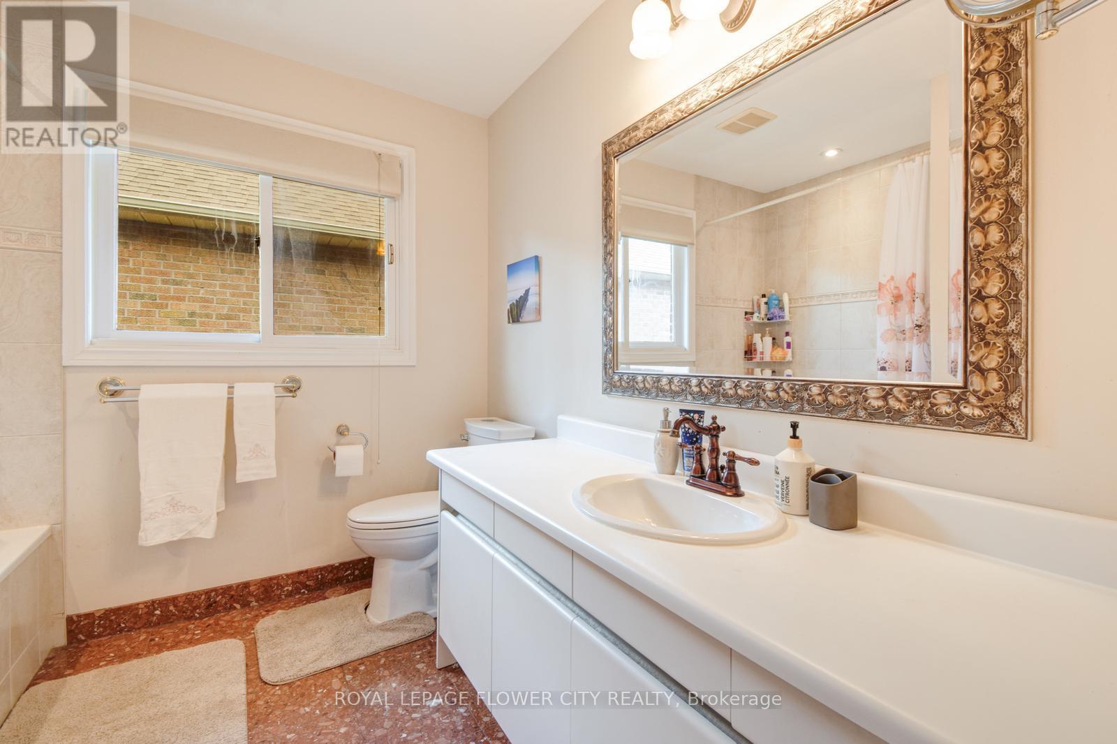 6052 St. Ives Way, Mississauga, Ontario  L5N 4M1 - Photo 32 - W12085620