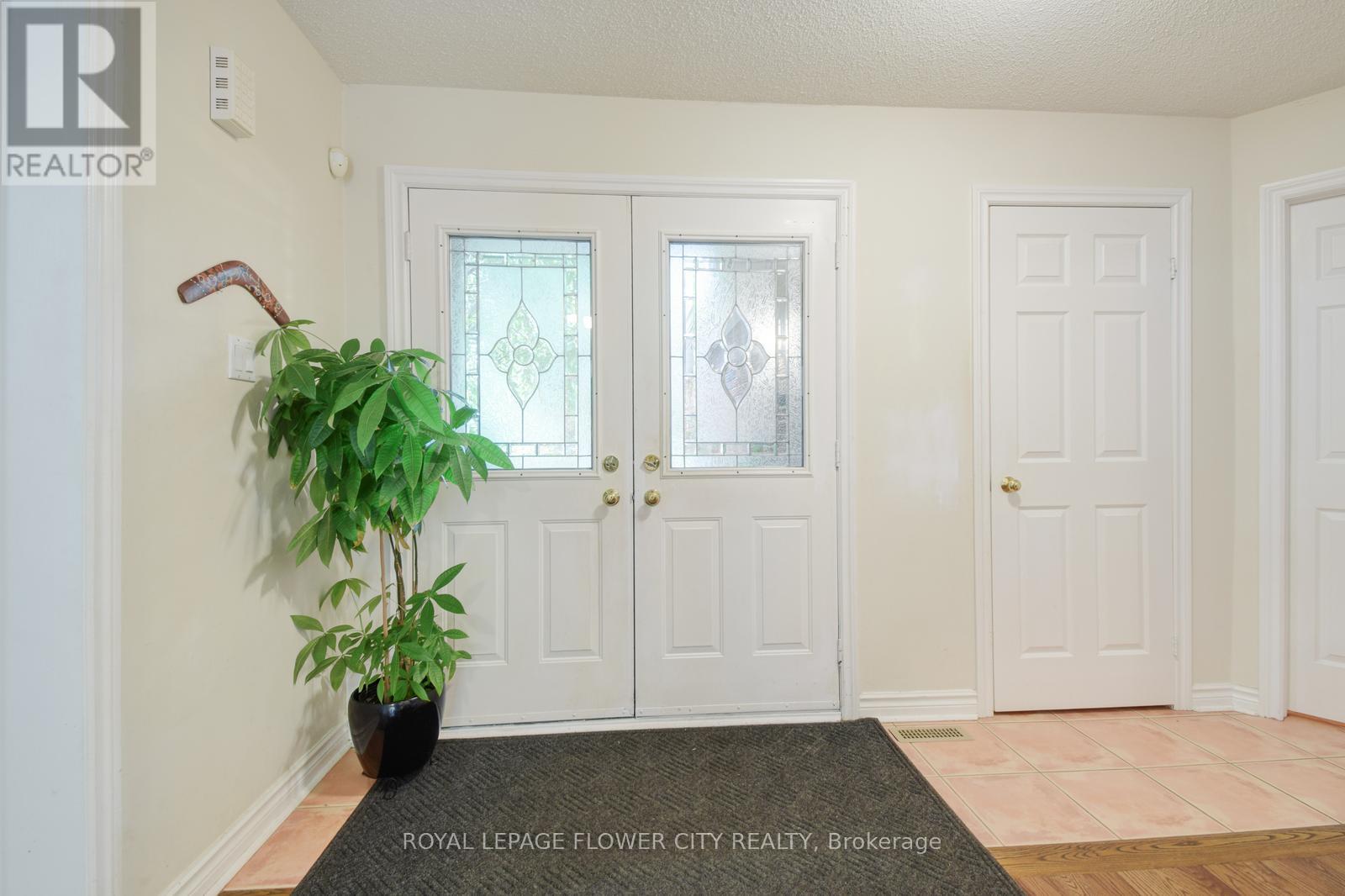 6052 St. Ives Way, Mississauga, Ontario  L5N 4M1 - Photo 9 - W12085620