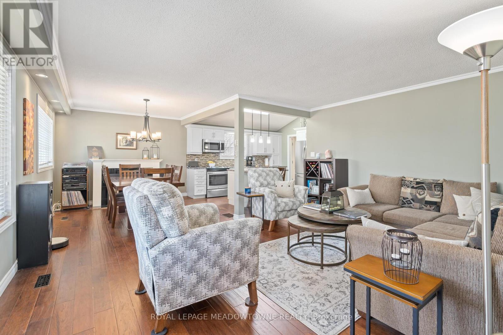 Property at 32 JOYCELYN CRESCENT image 4