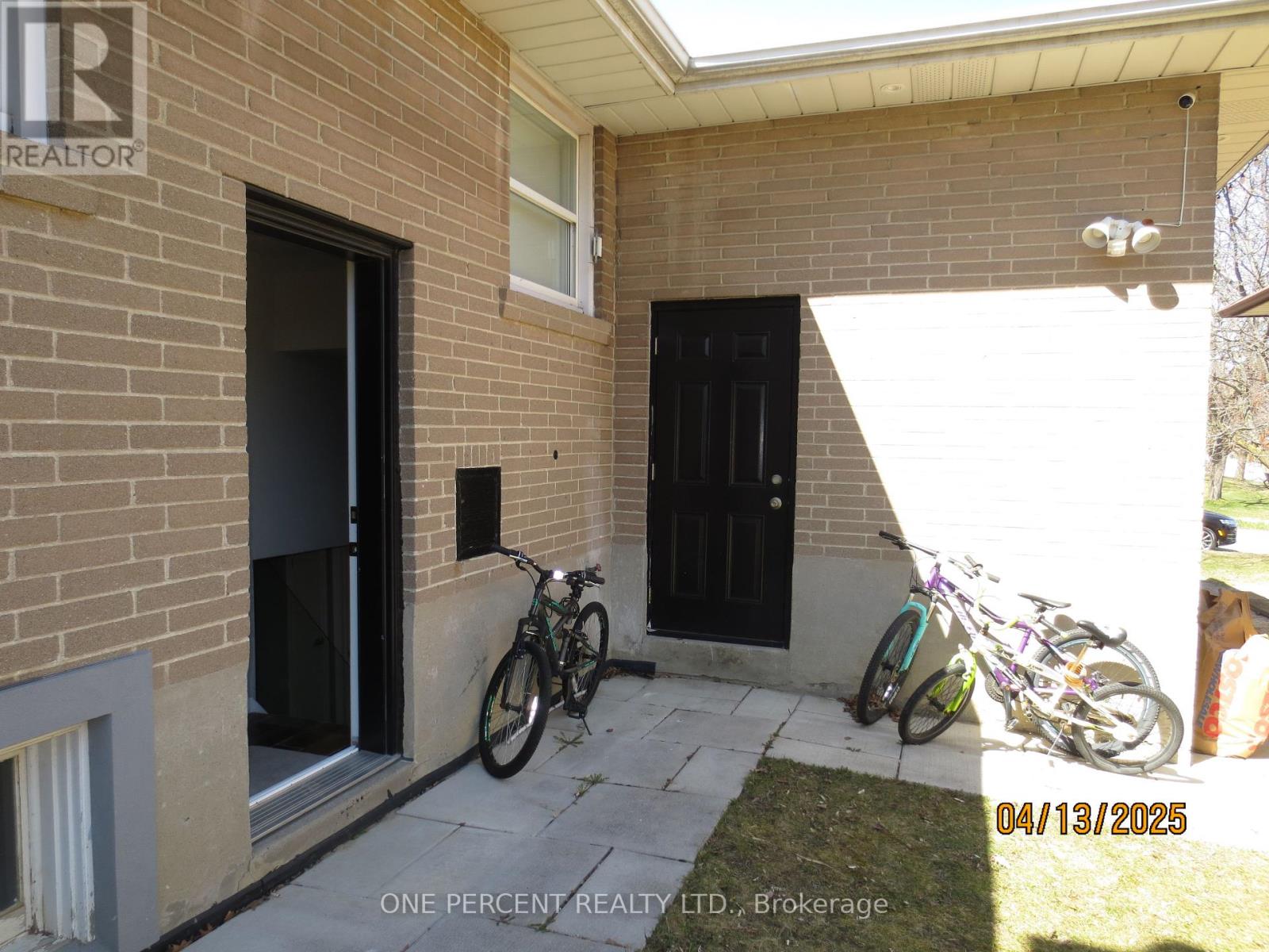 39 Decarie Circle, Toronto, Ontario  M9B 3J1 - Photo 29 - W12083273