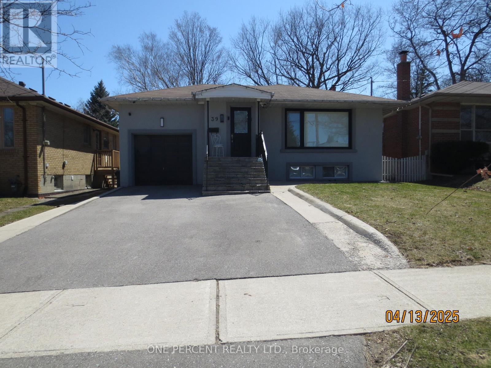39 Decarie Circle, Toronto, Ontario  M9B 3J1 - Photo 3 - W12083273