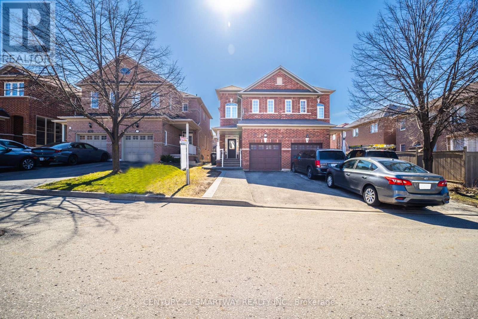 5 Rocky Point Crescent, Brampton, Ontario  L6V 4S8 - Photo 2 - W12085914