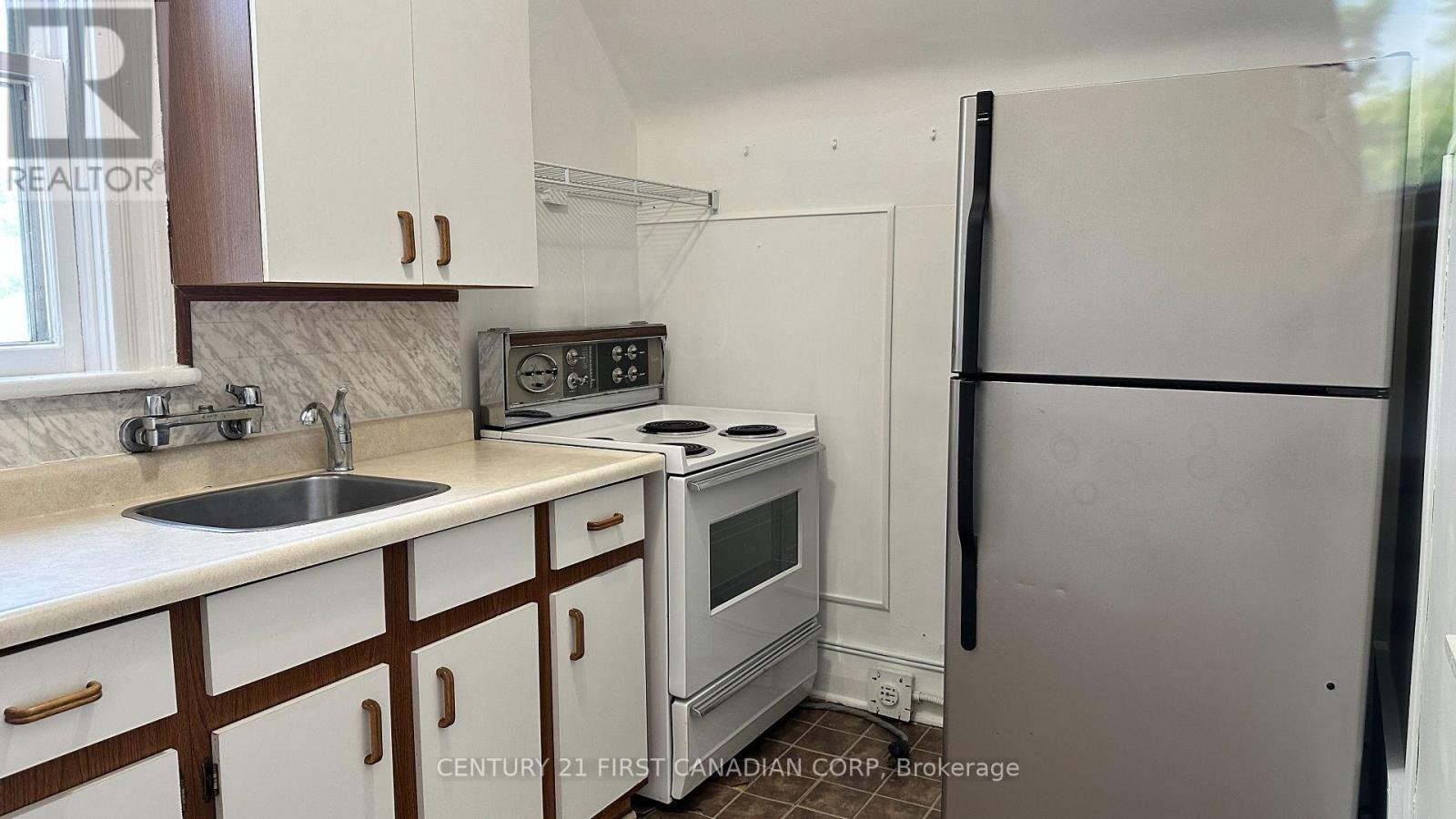 Upper - 116 Adelaide Street N, London East, Ontario  N6B 3G8 - Photo 4 - X12085967