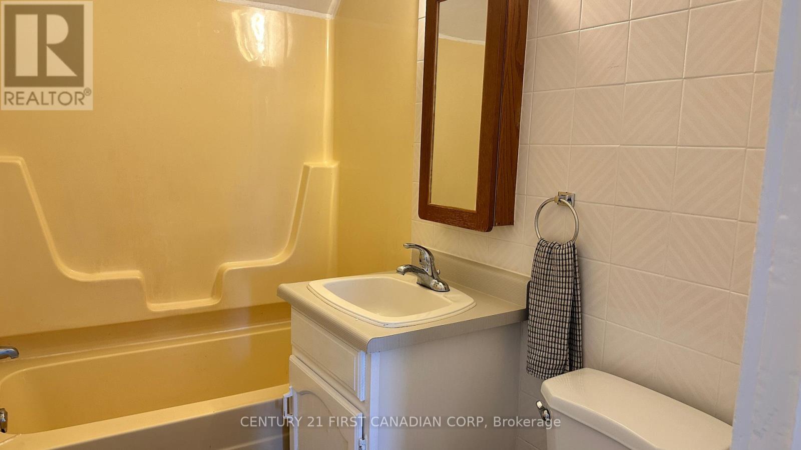 Upper - 116 Adelaide Street N, London East, Ontario  N6B 3G8 - Photo 5 - X12085967