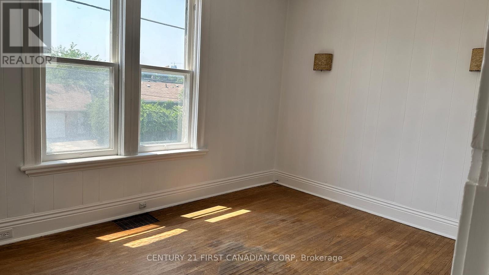 Upper - 116 Adelaide Street N, London East, Ontario  N6B 3G8 - Photo 9 - X12085967
