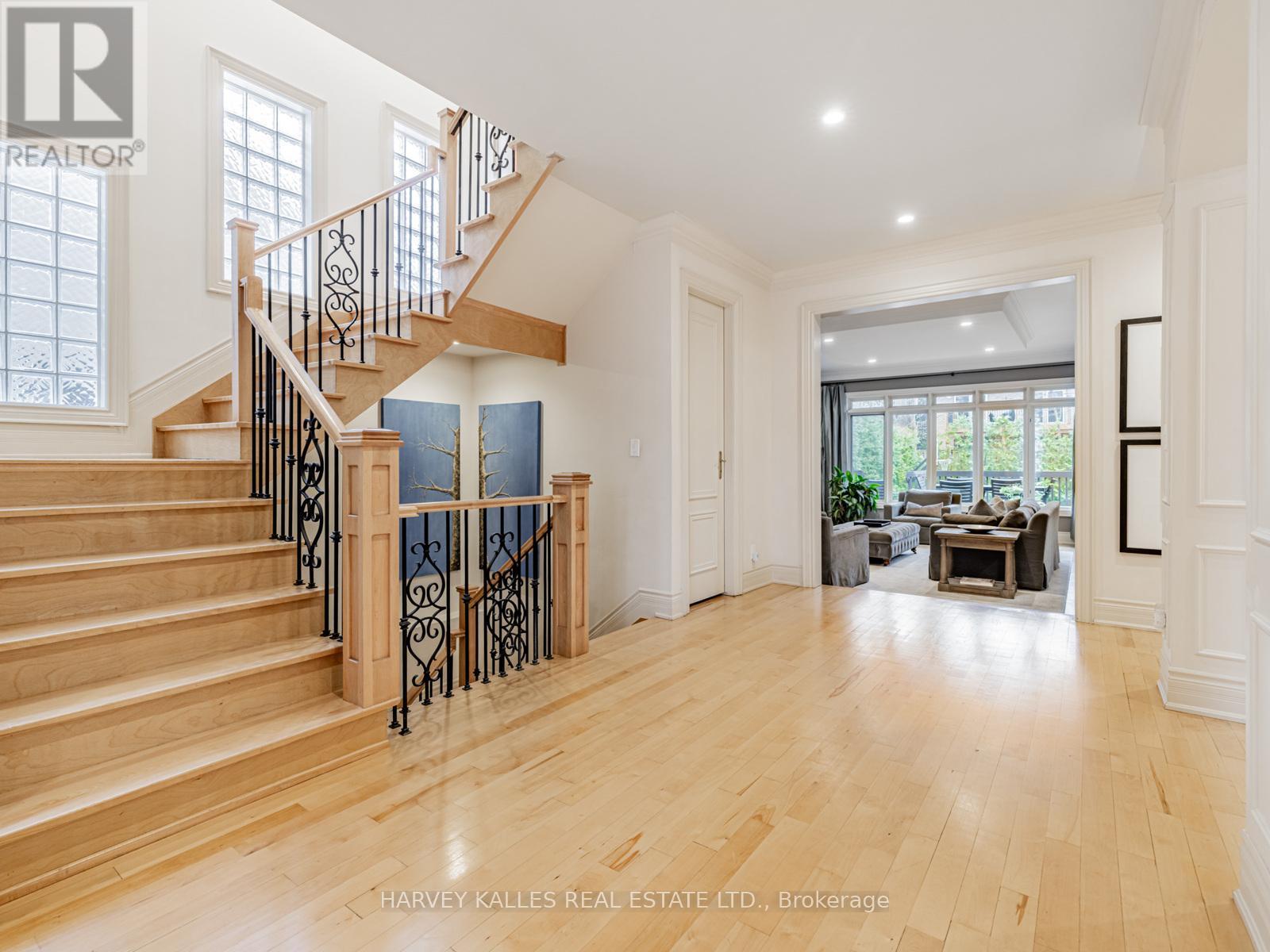 55 Viewmount Avenue, Toronto, Ontario  M6B 1T2 - Photo 9 - C12086012