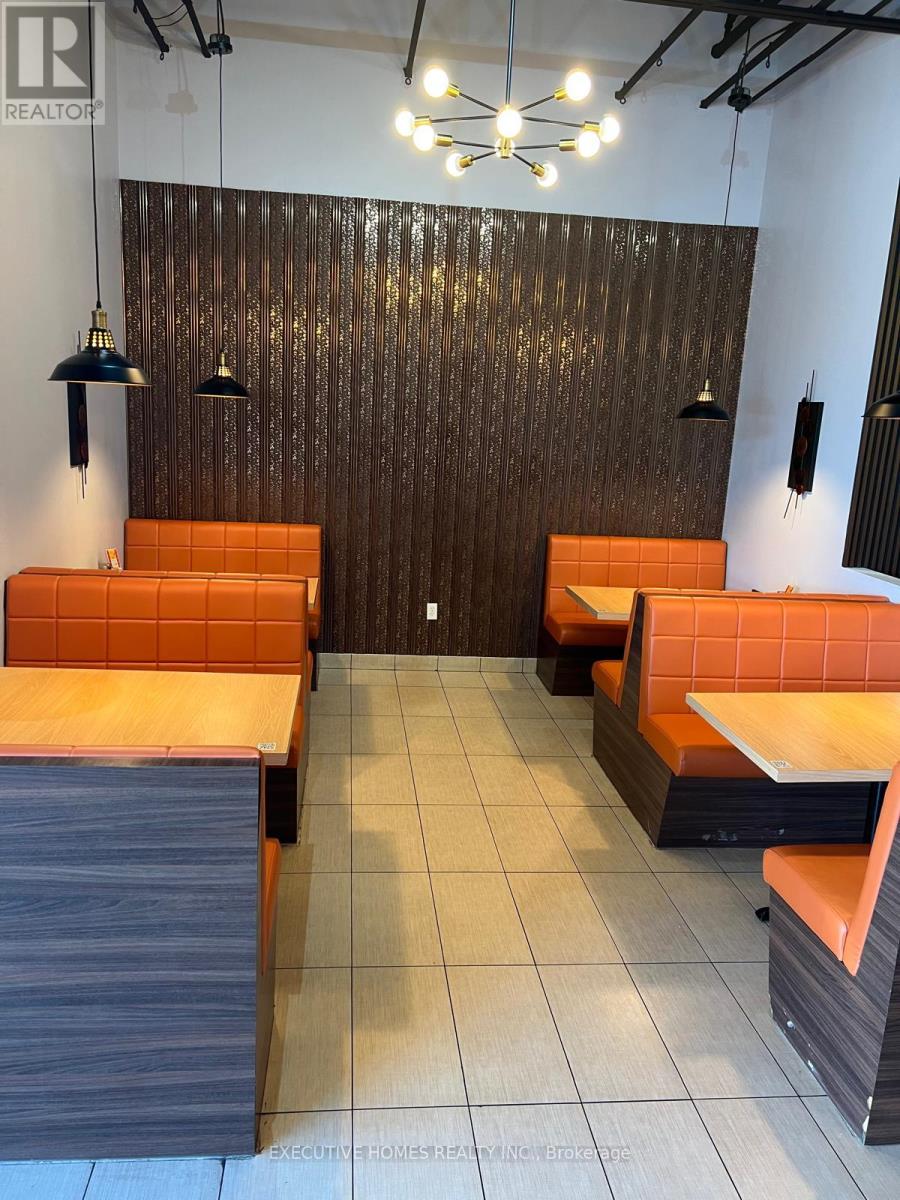 2a - 2501 Hampshire Gate, Oakville, Ontario  L6H 6C8 - Photo 3 - W12085958