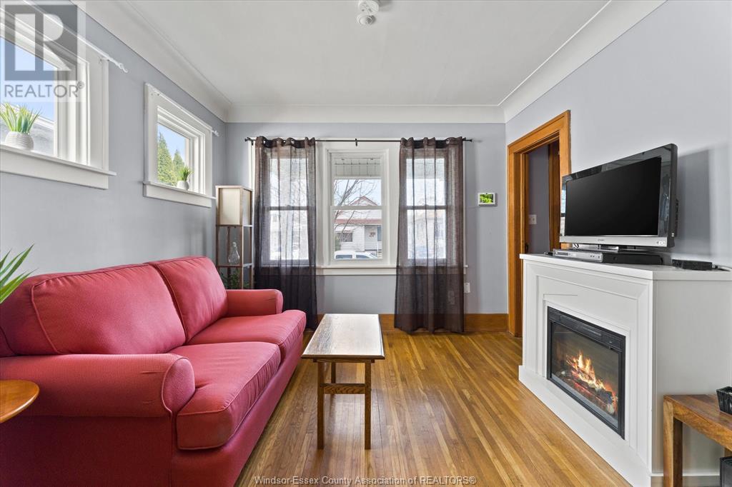 Property at 1673 CADILLAC image 4