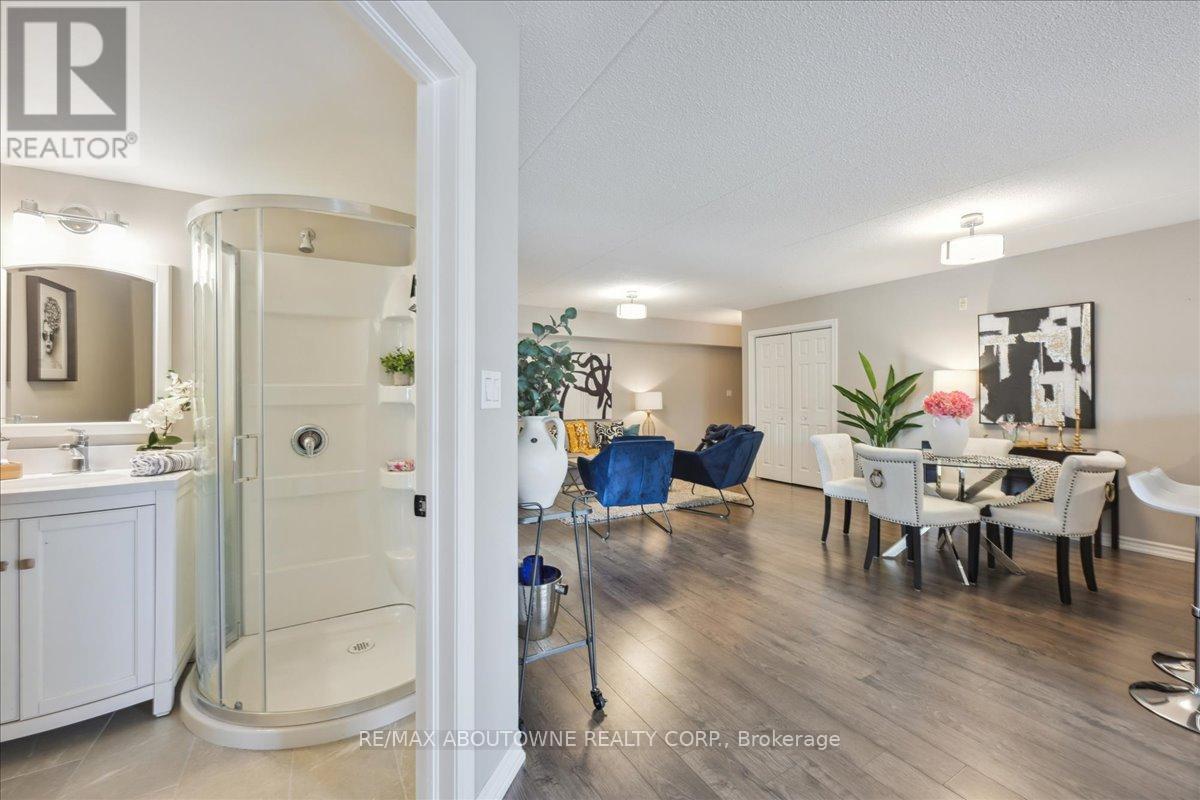 201 - 1460 Bishops Gate, Oakville, Ontario  L6M 4N5 - Photo 8 - W12086139