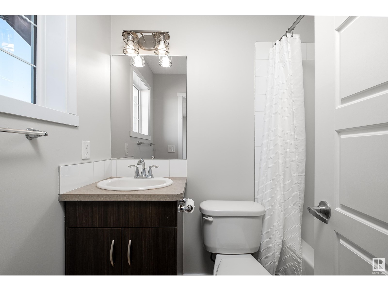 Property at 2019 32 ST NW image 3