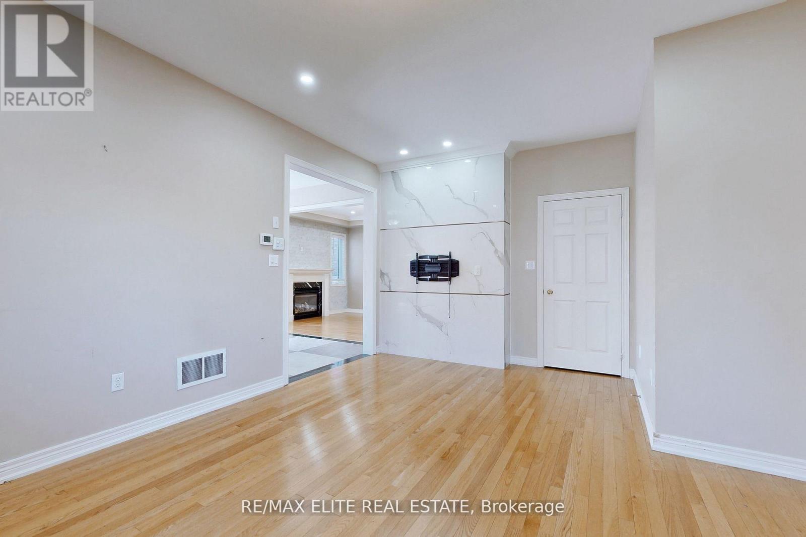 1138 Atkins Drive, Newmarket (Stonehaven-Wyndham), Ontario  L3X 0A5 - Photo 3 - N12086251