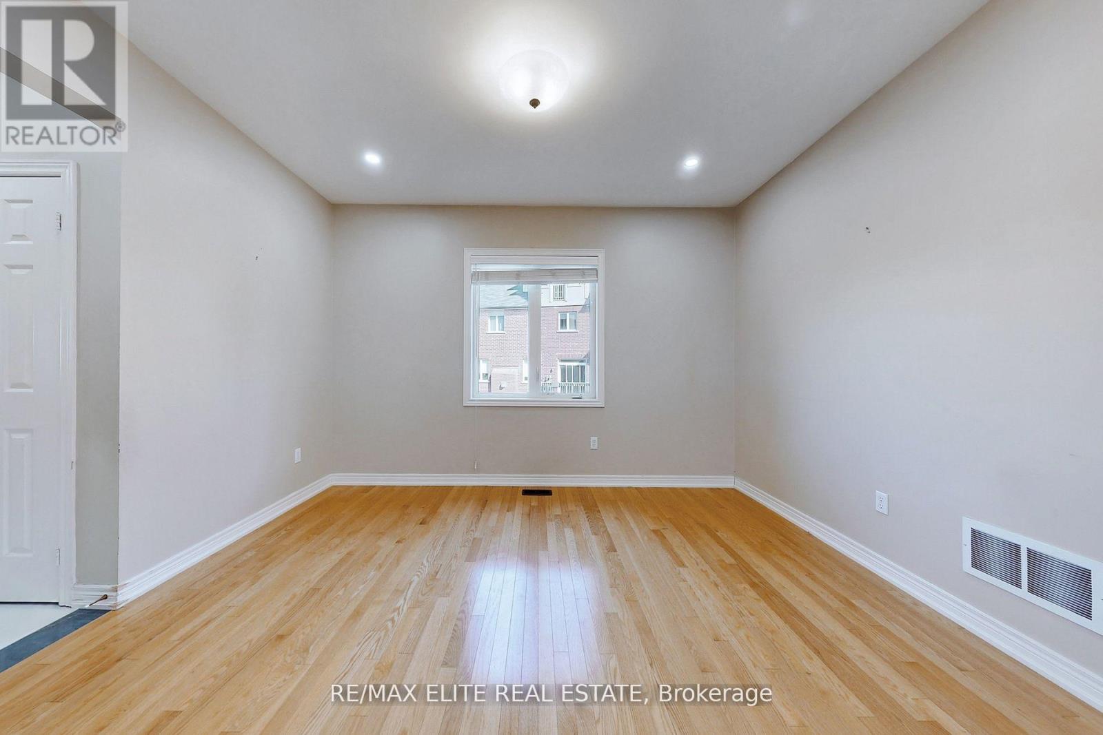 1138 Atkins Drive, Newmarket (Stonehaven-Wyndham), Ontario  L3X 0A5 - Photo 5 - N12086251