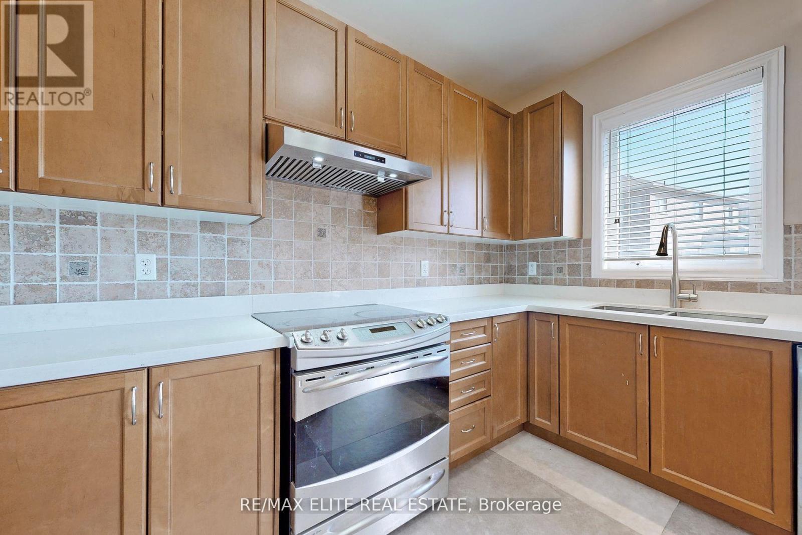 1138 Atkins Drive, Newmarket (Stonehaven-Wyndham), Ontario  L3X 0A5 - Photo 8 - N12086251