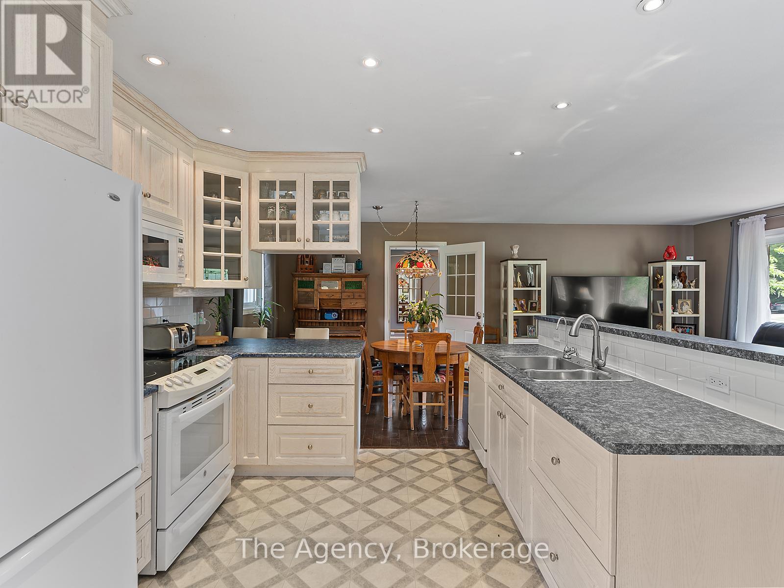 29 Kaye Road, Bracebridge, Ontario  P1L 1L1 - Photo 18 - X12086383