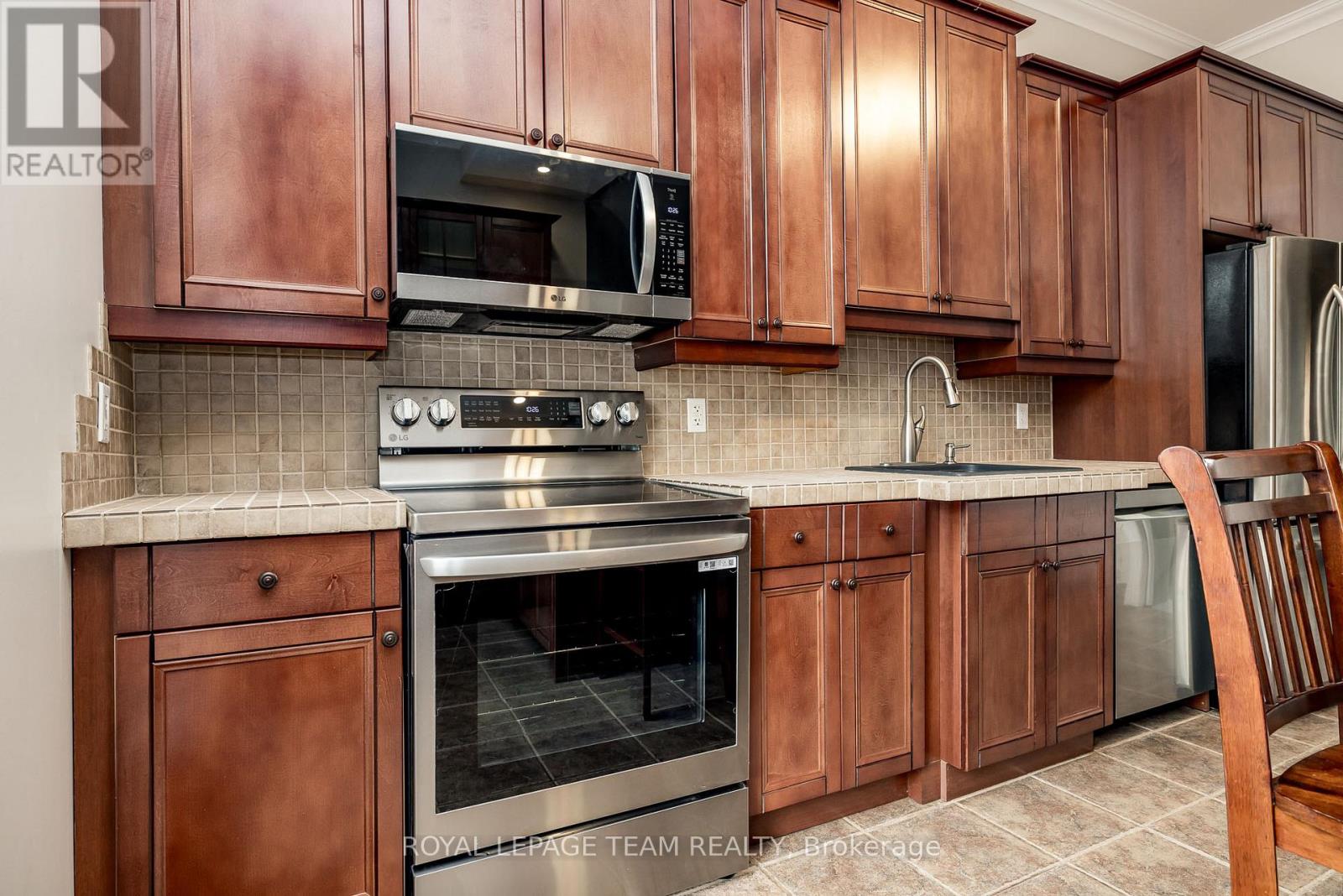 294 Dumbrille Street, North Grenville, Ontario  K0G 1J0 - Photo 6 - X12086304