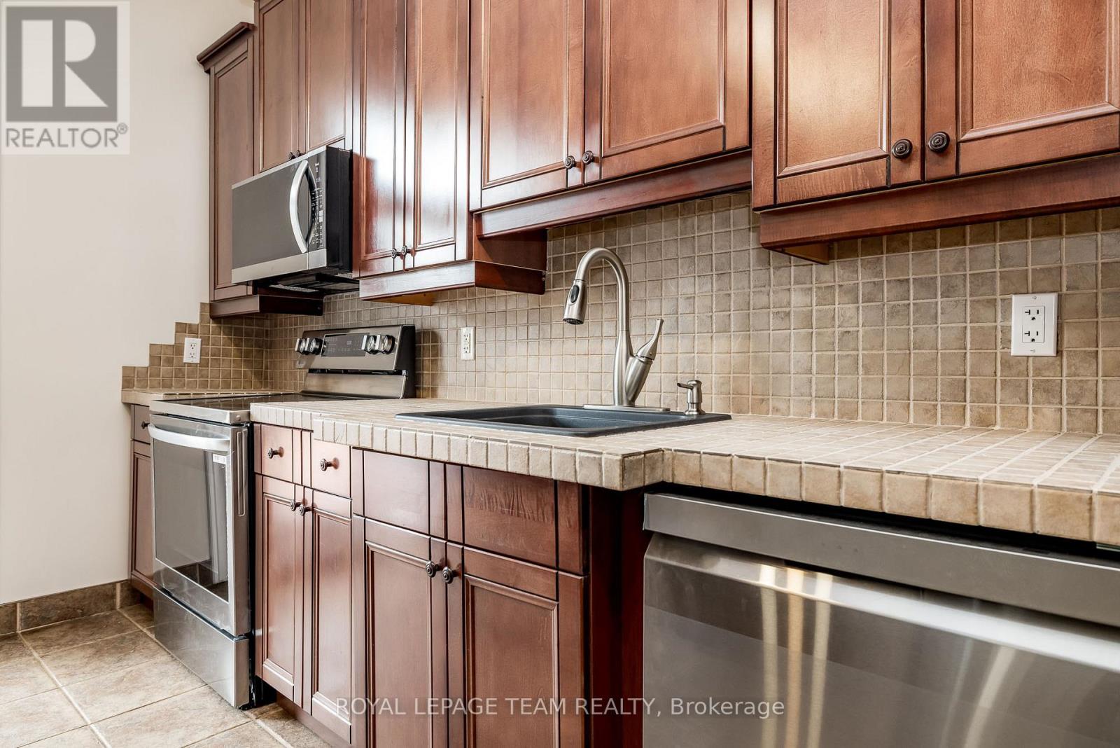 294 Dumbrille Street, North Grenville, Ontario  K0G 1J0 - Photo 8 - X12086304