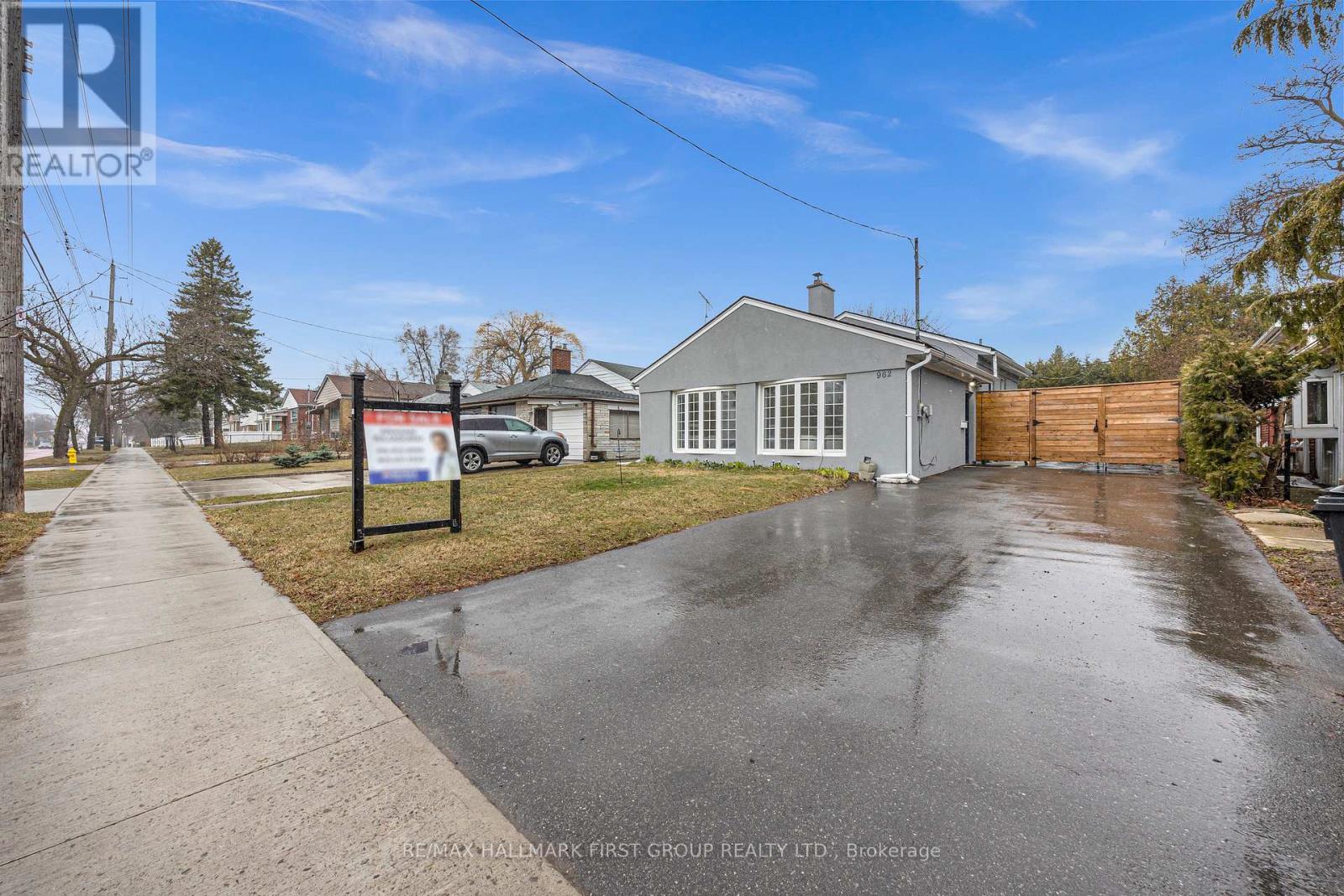 Property at 962 MIDLAND AVENUE image 1
