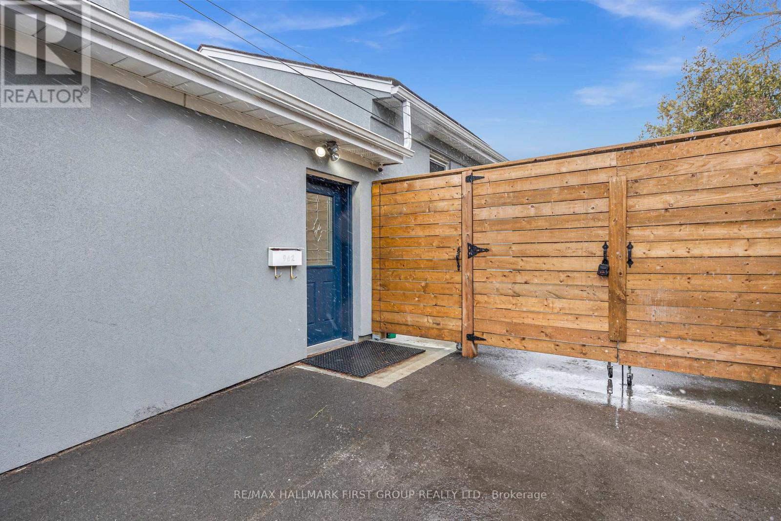 Property at 962 MIDLAND AVENUE image 2