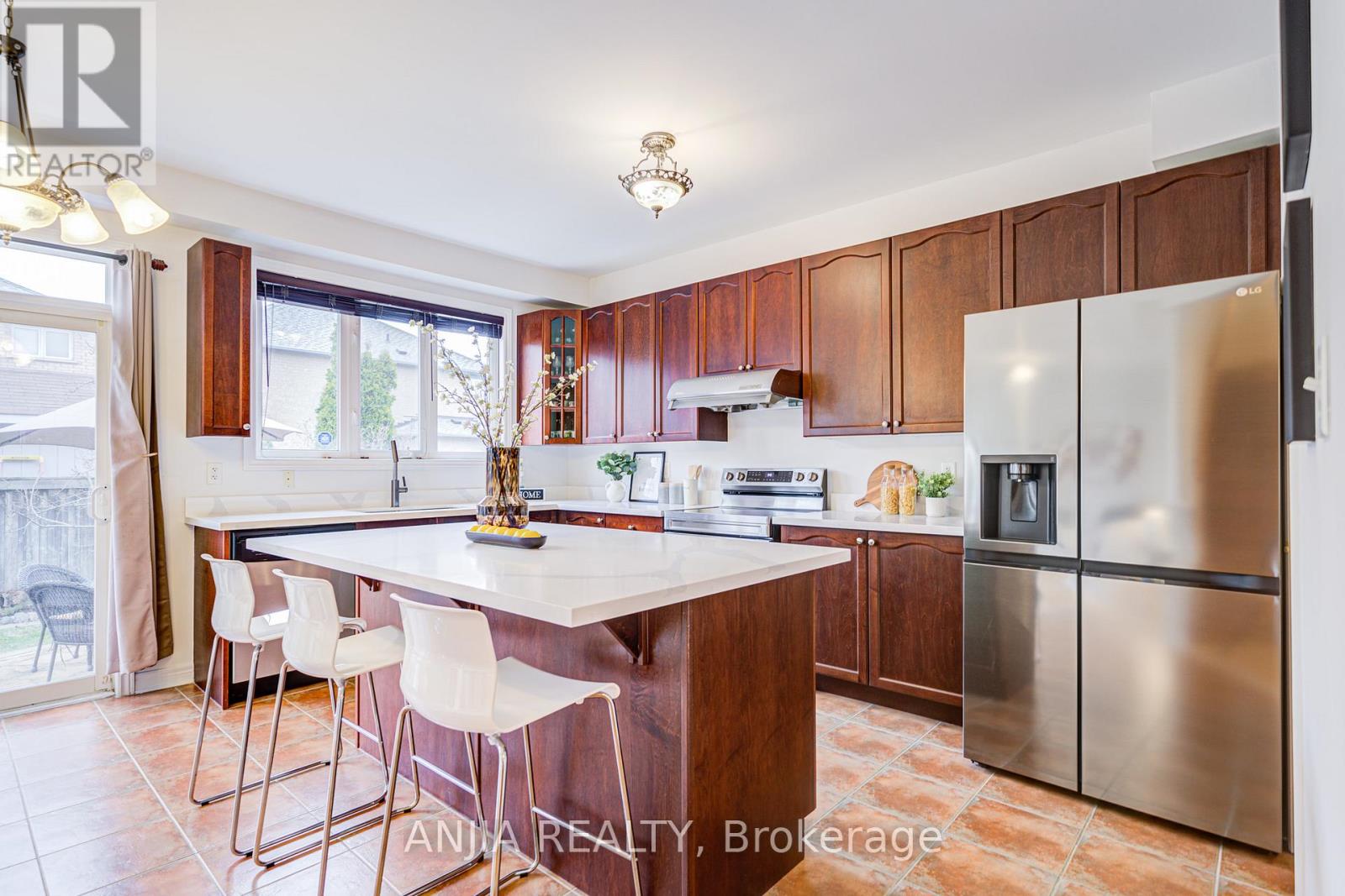 6 Linsmary Court, Markham, Ontario  L6E 1L2 - Photo 18 - N12086397