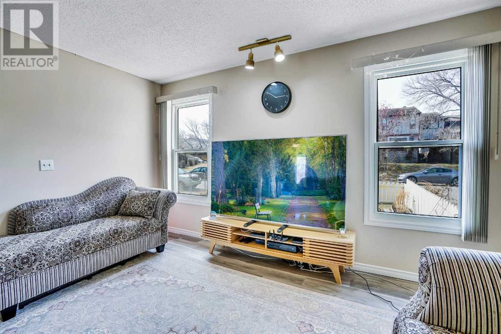 Property at 120 Pinemill Mews NE image 4