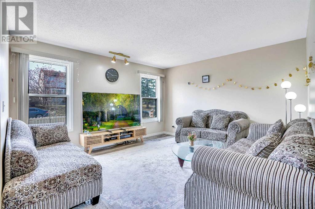 Property at 120 Pinemill Mews NE image 3
