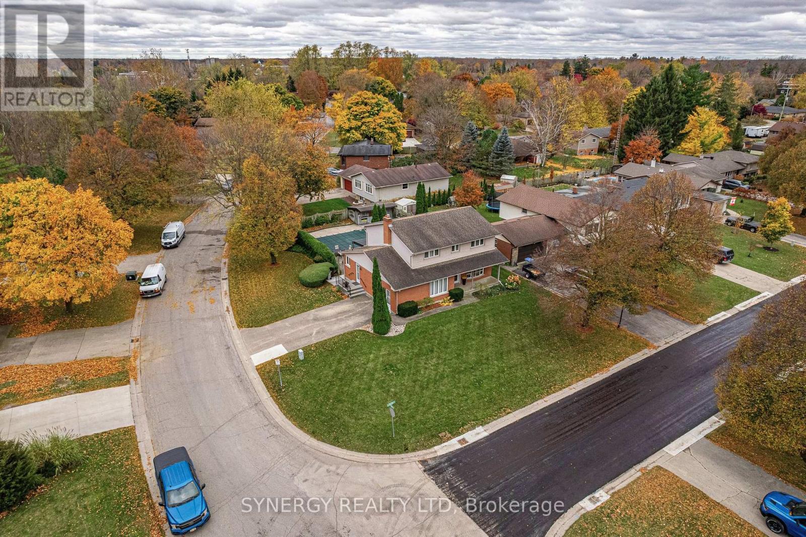 Property at 208 LAMORE CRESCENT image 2