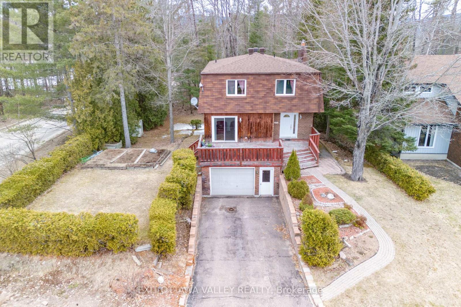 136 FRONTENAC CRESCENT, Deep River, Ontario