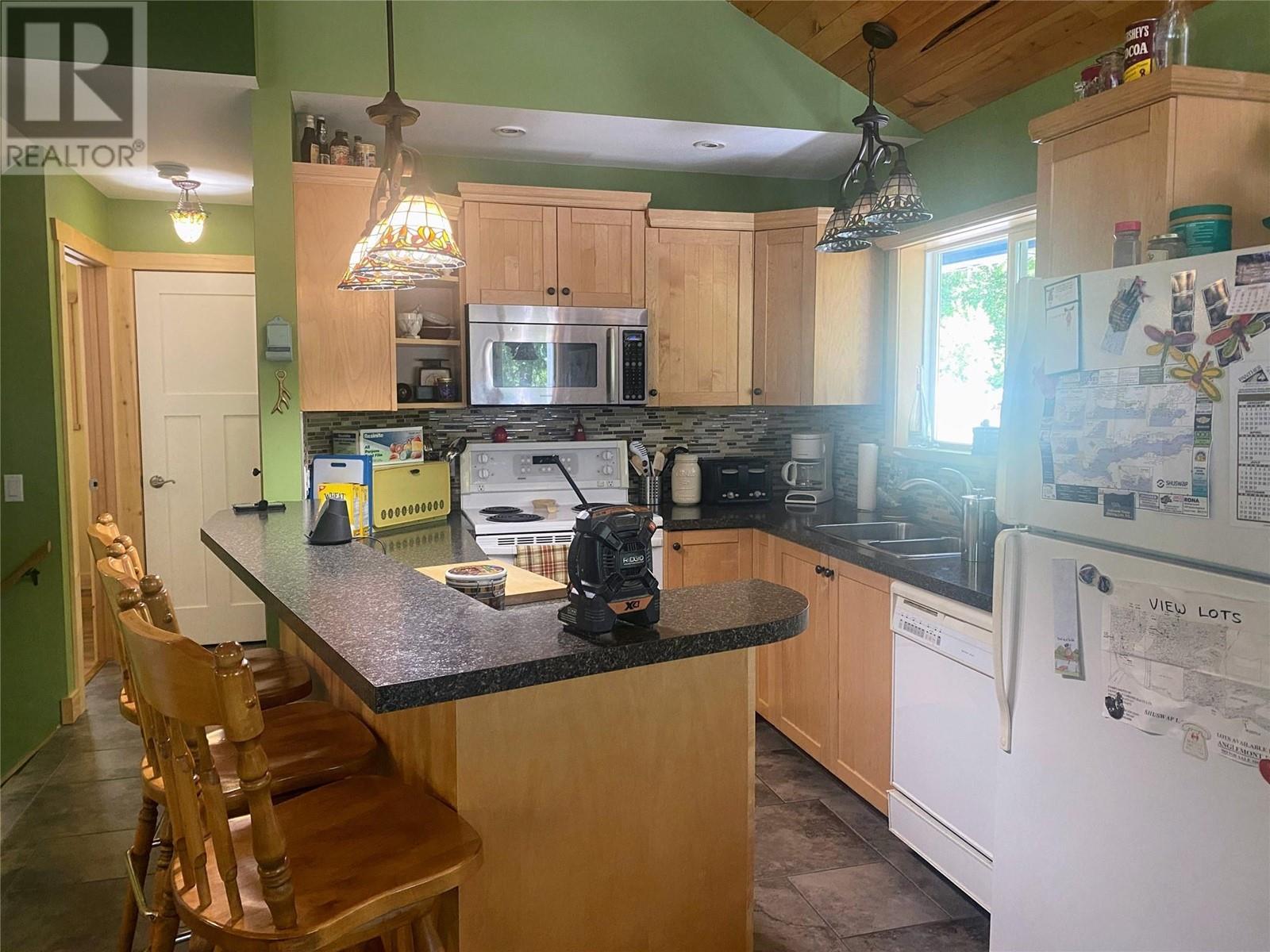 7316 Aspen Road, Anglemont, British Columbia  V0E 1M8 - Photo 10 - 10343521